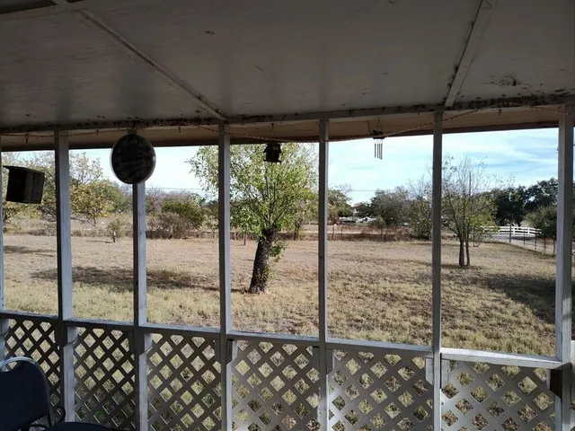 a view of a back yard