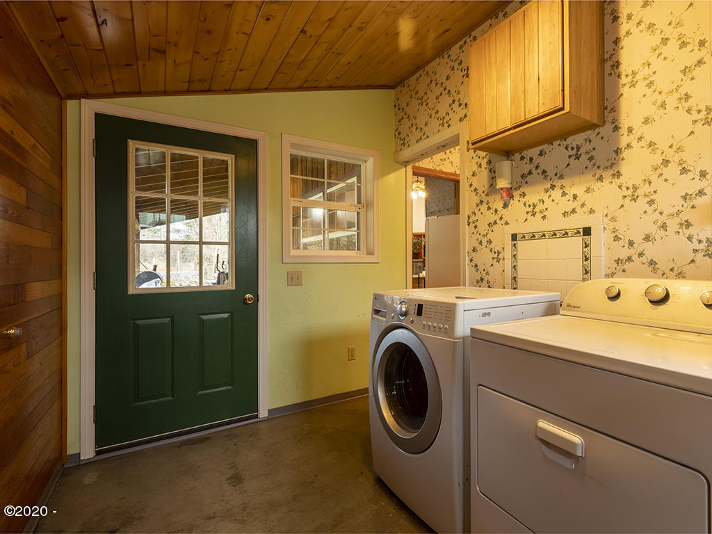 277 North S Low Road Seal Rock, OR 97376 - Photo 19 of 19 Laundry/Mudroom