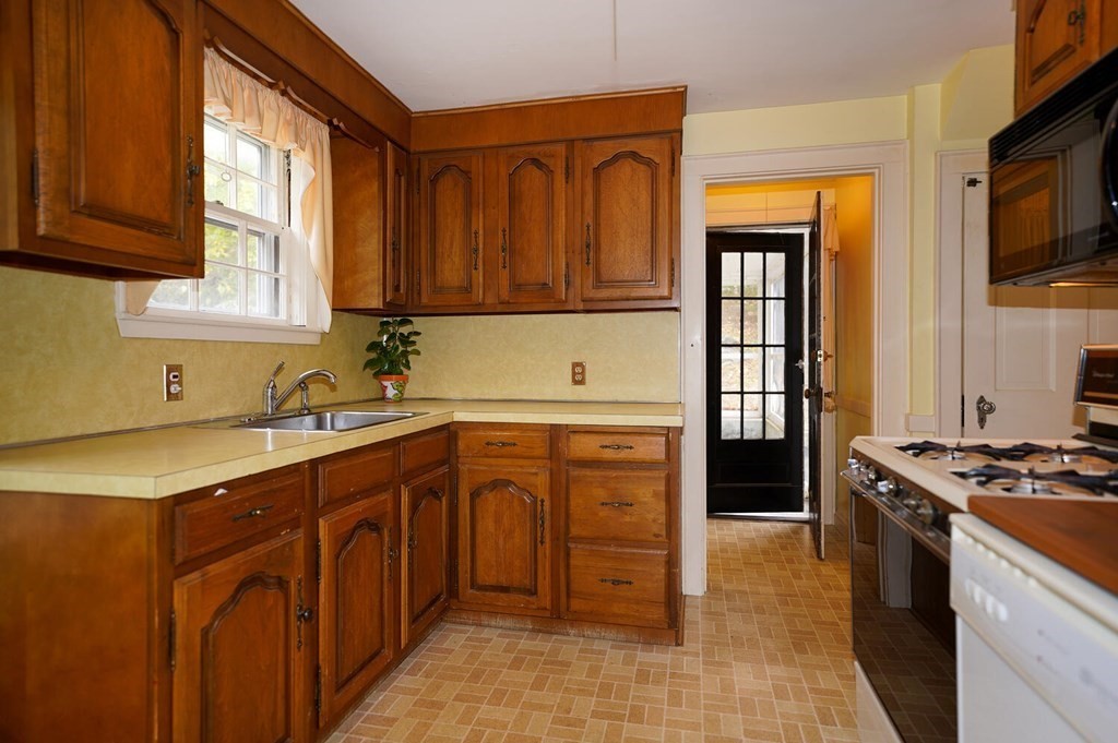 95 Richfield Road Arlington, MA 02474 - Photo 8 of 20 Gallery Image 8