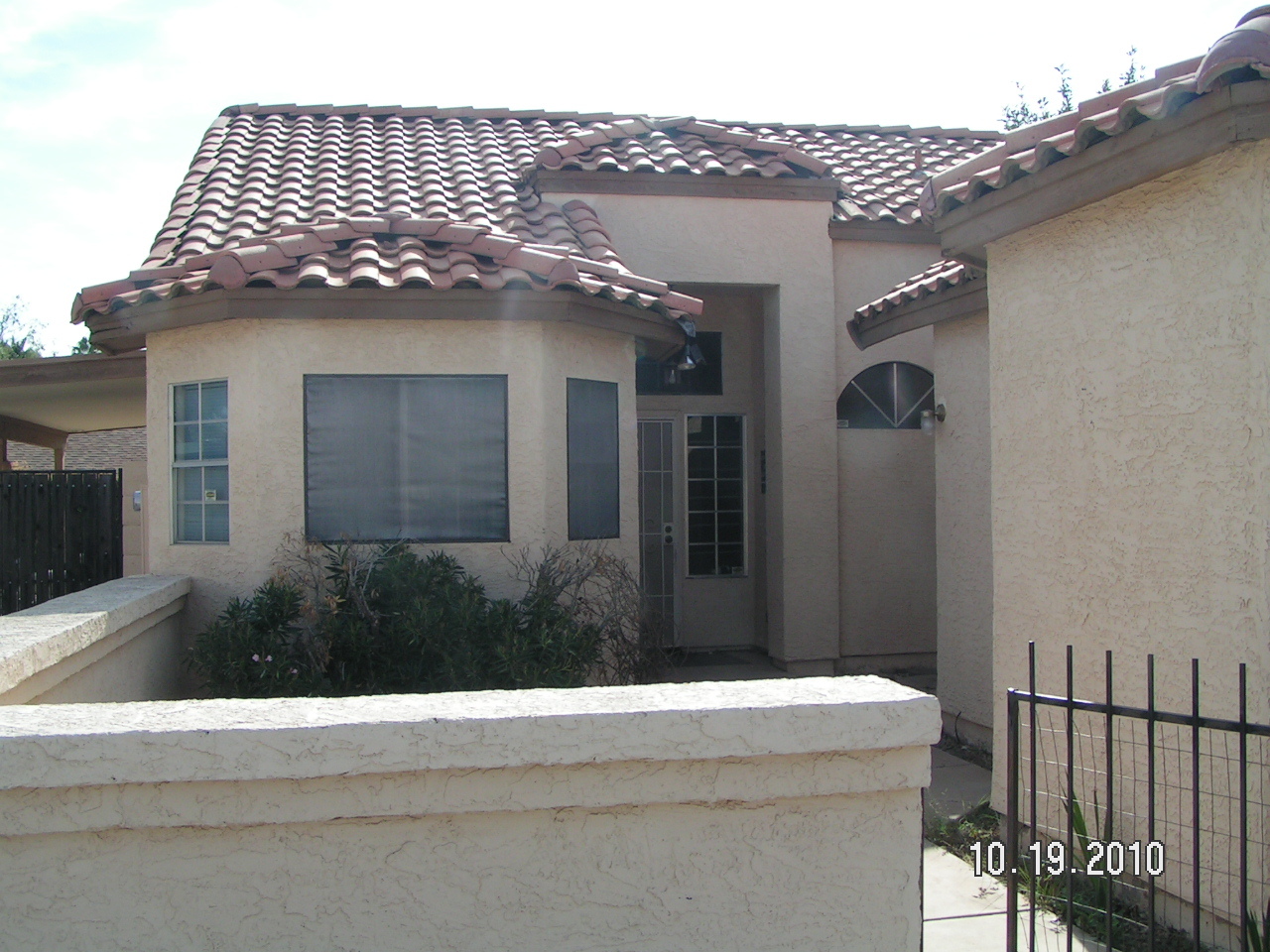 6009 West Shangri-la Road Glendale, AZ 85304 - Photo 5 of 10 a front view of a house