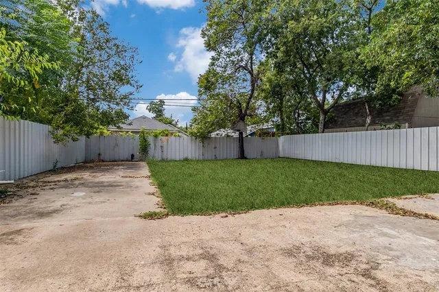 a view of a house with a back yard