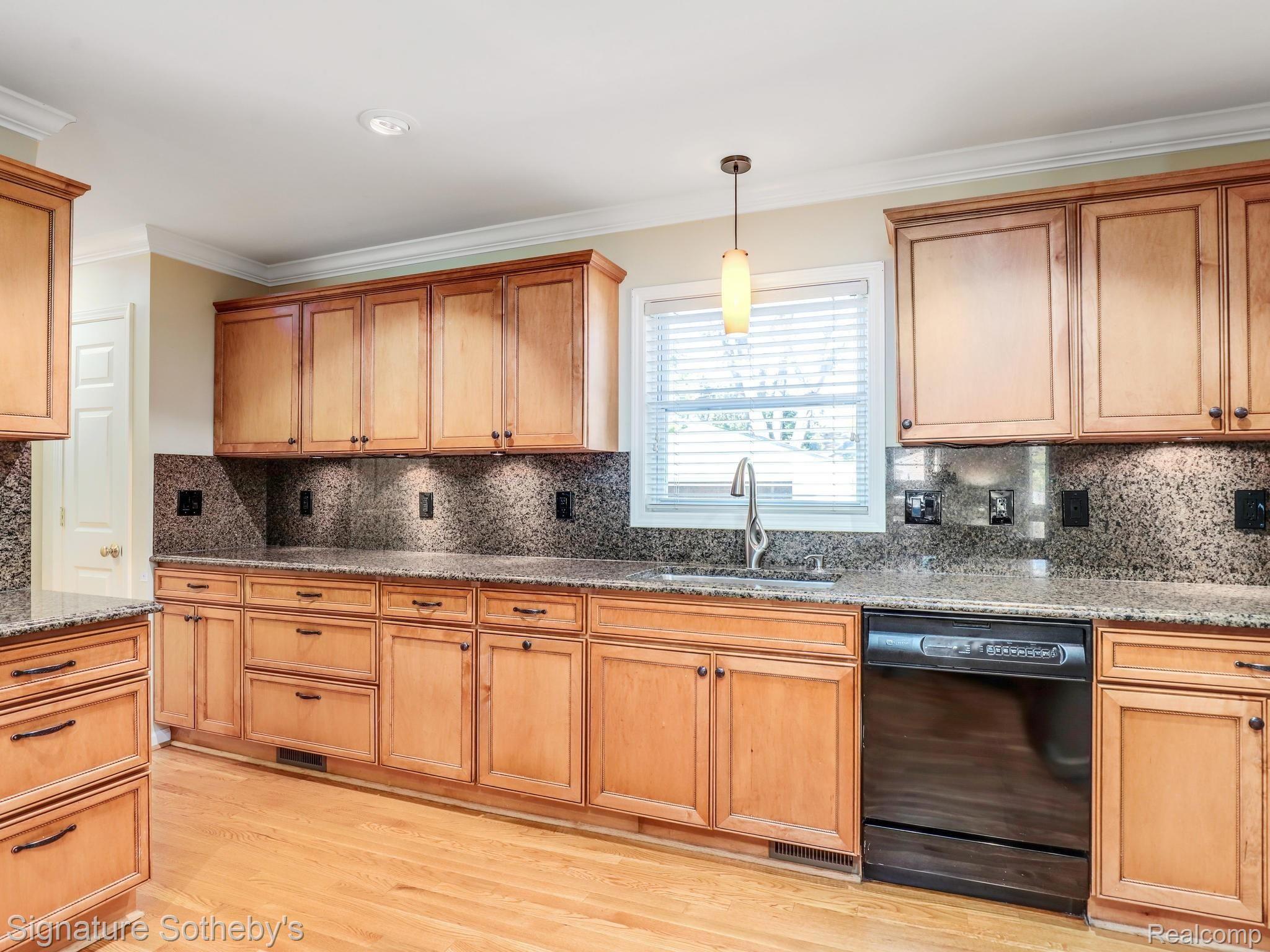 2695 Yorkshire Road Birmingham, MI 48009 - Photo 8 of 37 8.jpg