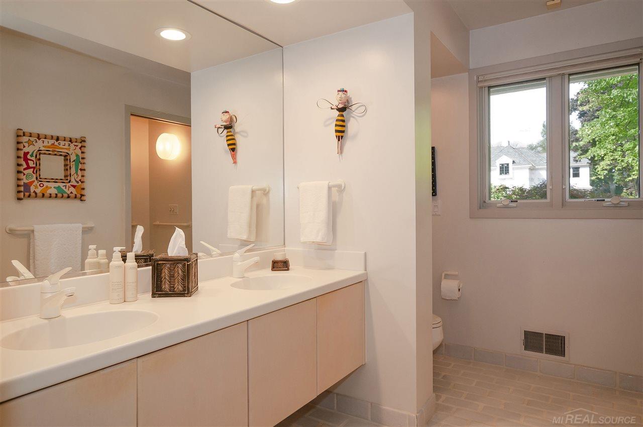 181 Lothrop Road Grosse Pointe, MI 48236 - Photo 40 of 77 31390616-39.JPG