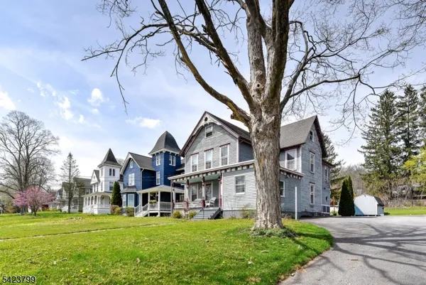 a view of a back yard