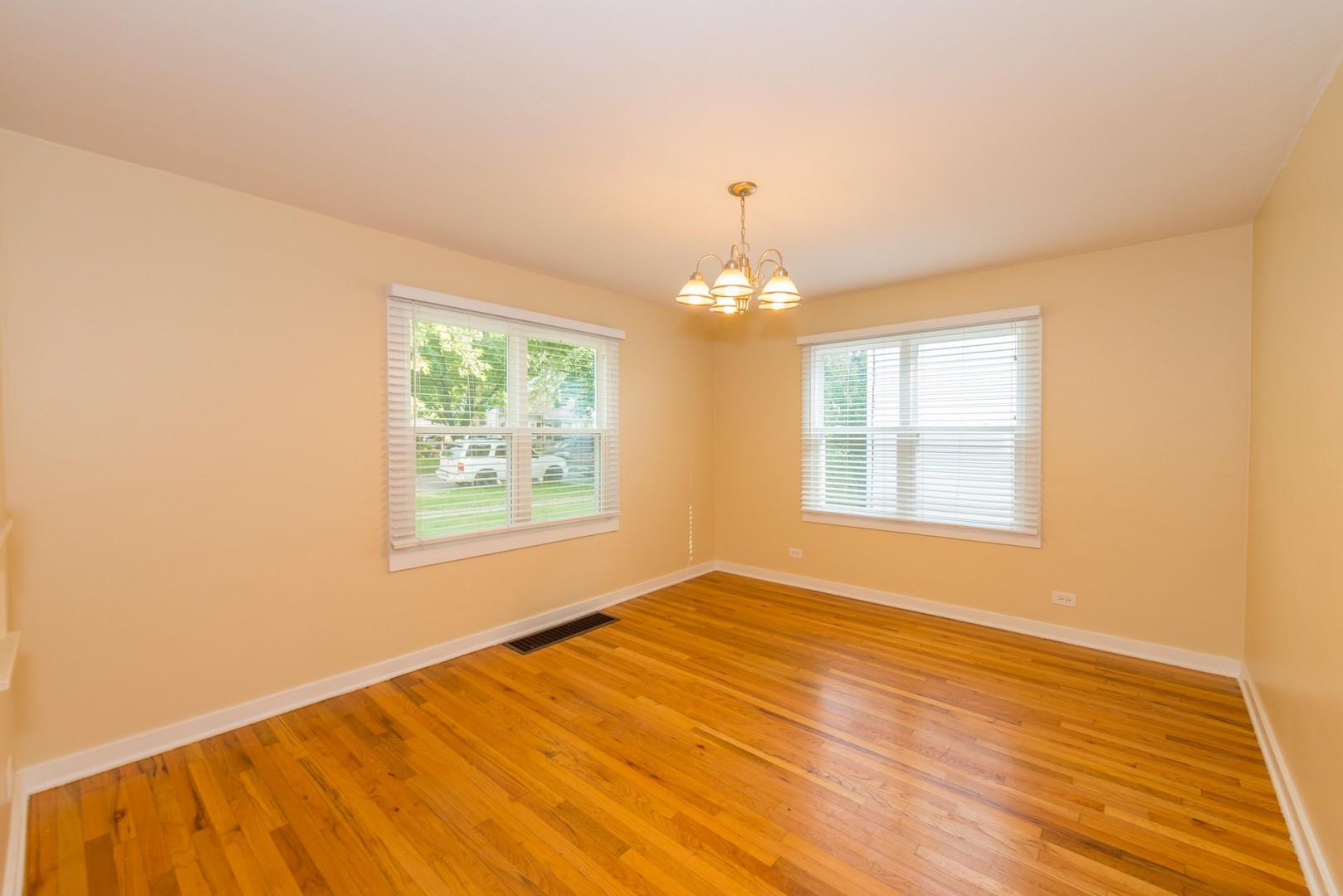 620 Cookane Avenue Elgin, IL 60120 - Photo 4 of 10