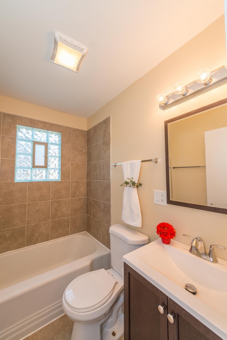 620 Cookane Avenue Elgin, IL 60120 - Photo 8 of 10