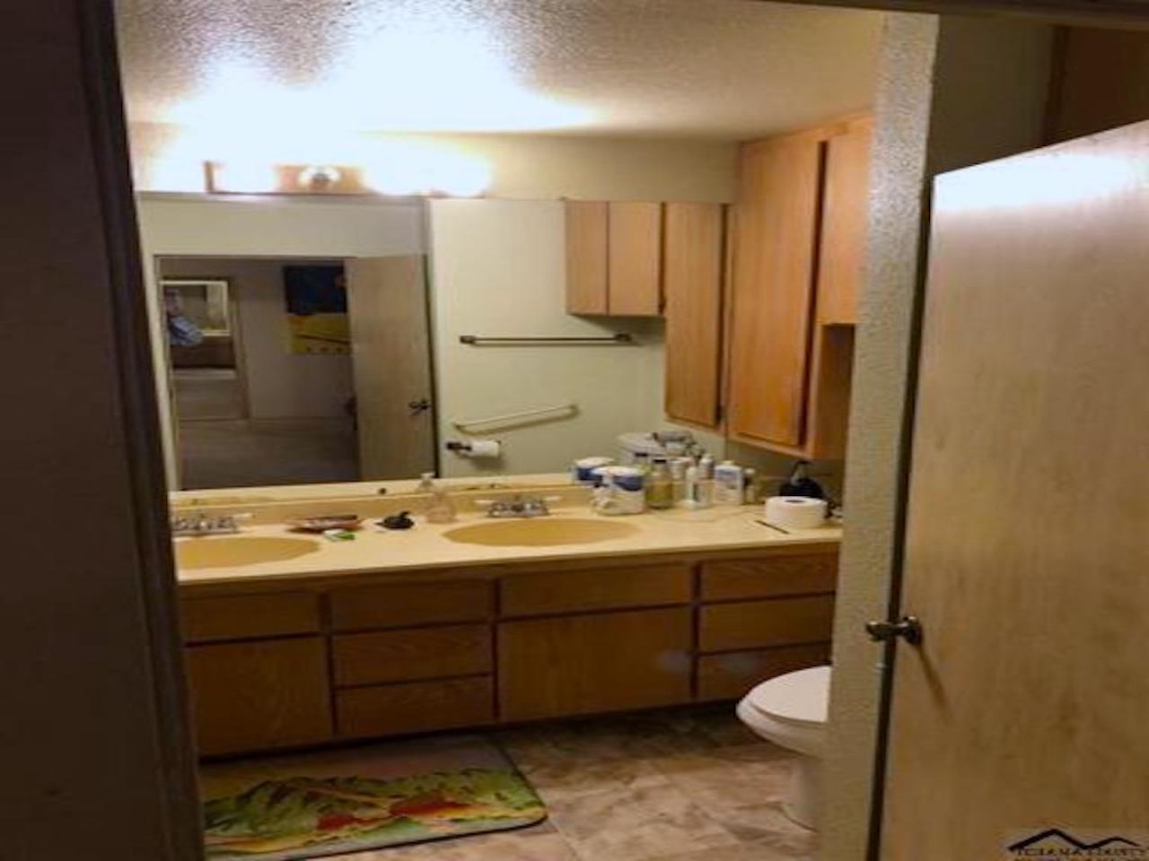 7395 Cardinal Road Corning, CA 96021 - Photo 9 of 15 Bathroom