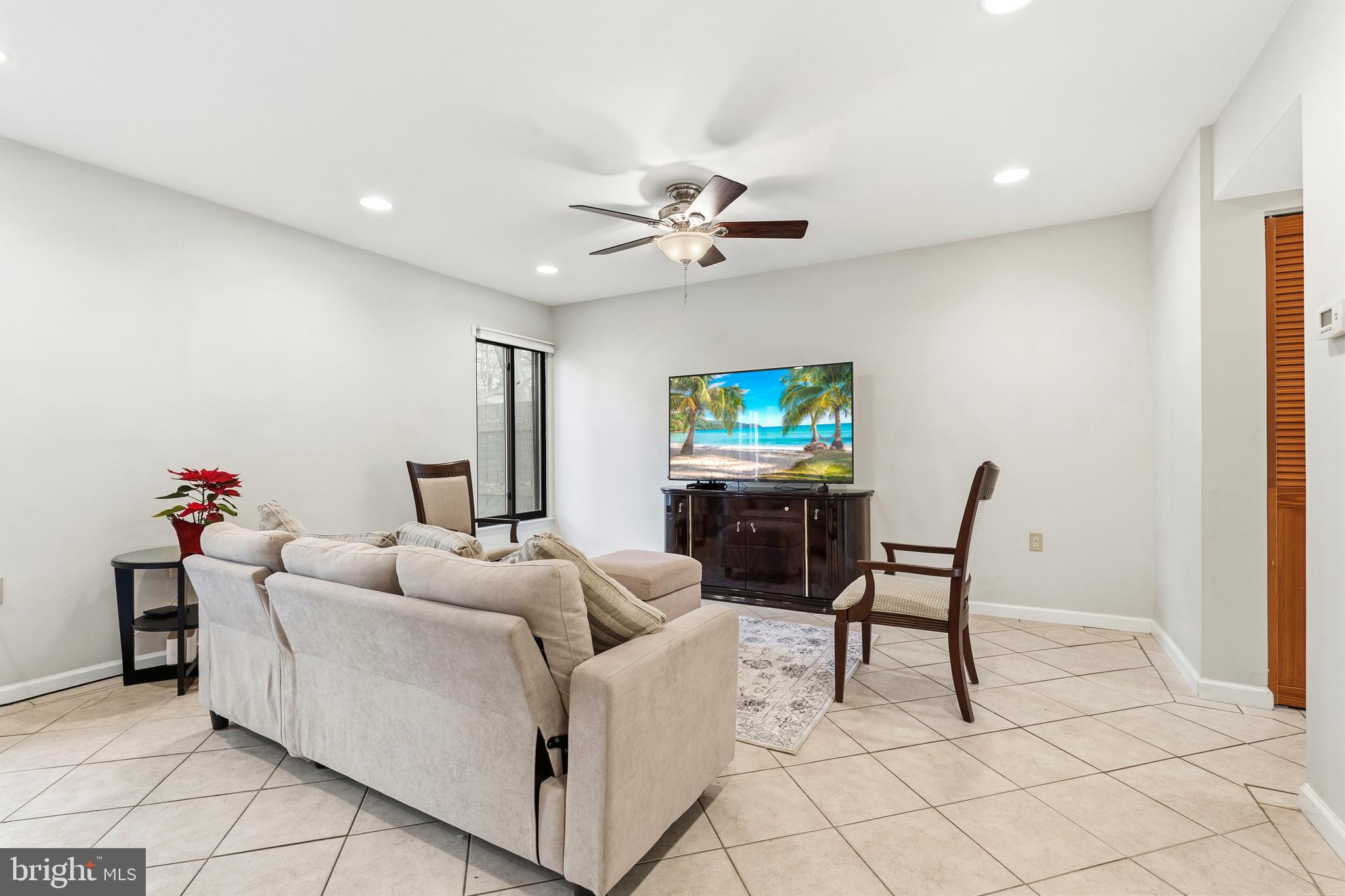 7641 Laytonia Drive Gaithersburg, MD 20877 - Photo 15 of 31 a living room with furniture and a flat screen tv