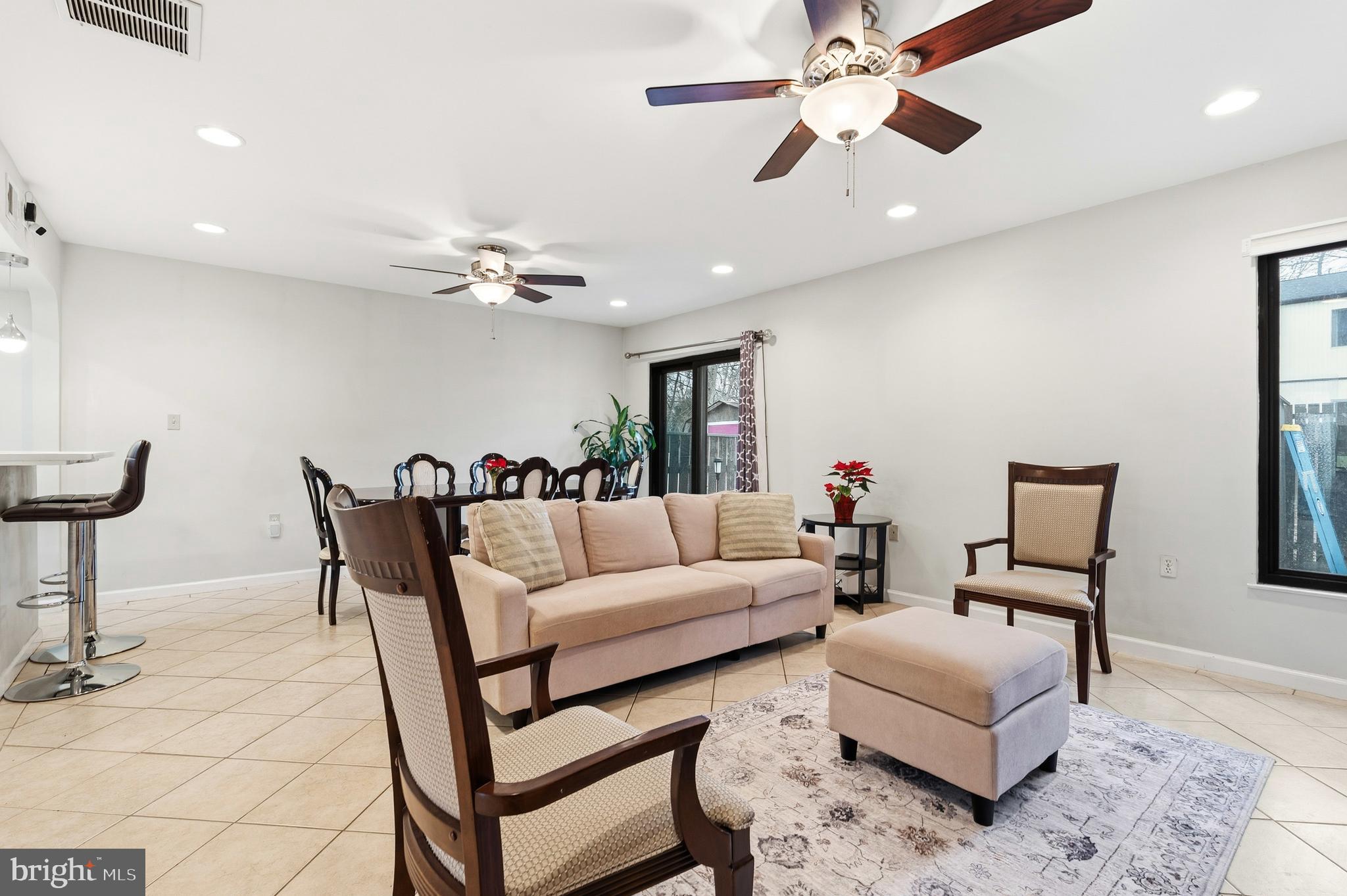 7641 Laytonia Drive Gaithersburg, MD 20877 - Photo 17 of 31 a living room with furniture and a chandelier