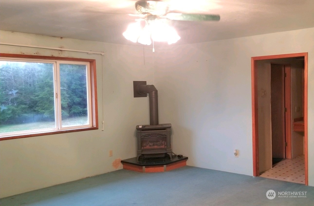 976 Ocean Beach Road Hoquiam, WA 98550 - Photo 14 of 34 a room with a window and ceiling fan
