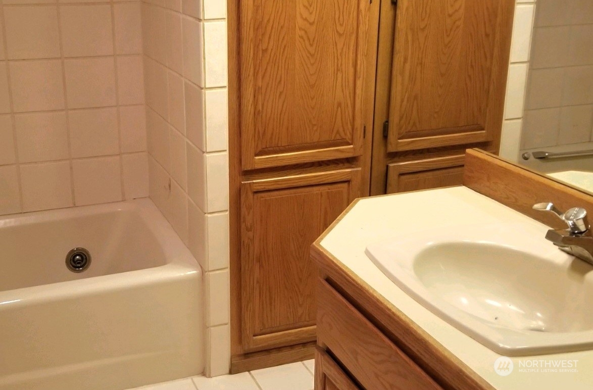 976 Ocean Beach Road Hoquiam, WA 98550 - Photo 15 of 34 a bathroom with a tub