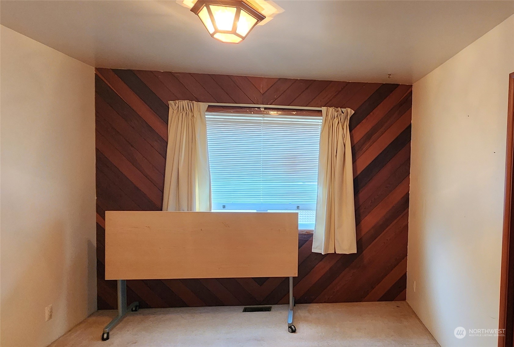 976 Ocean Beach Road Hoquiam, WA 98550 - Photo 16 of 34 a view of room