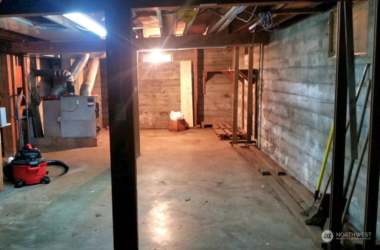 976 Ocean Beach Road Hoquiam, WA 98550 - Photo 18 of 34 a view of a room with gym equipment