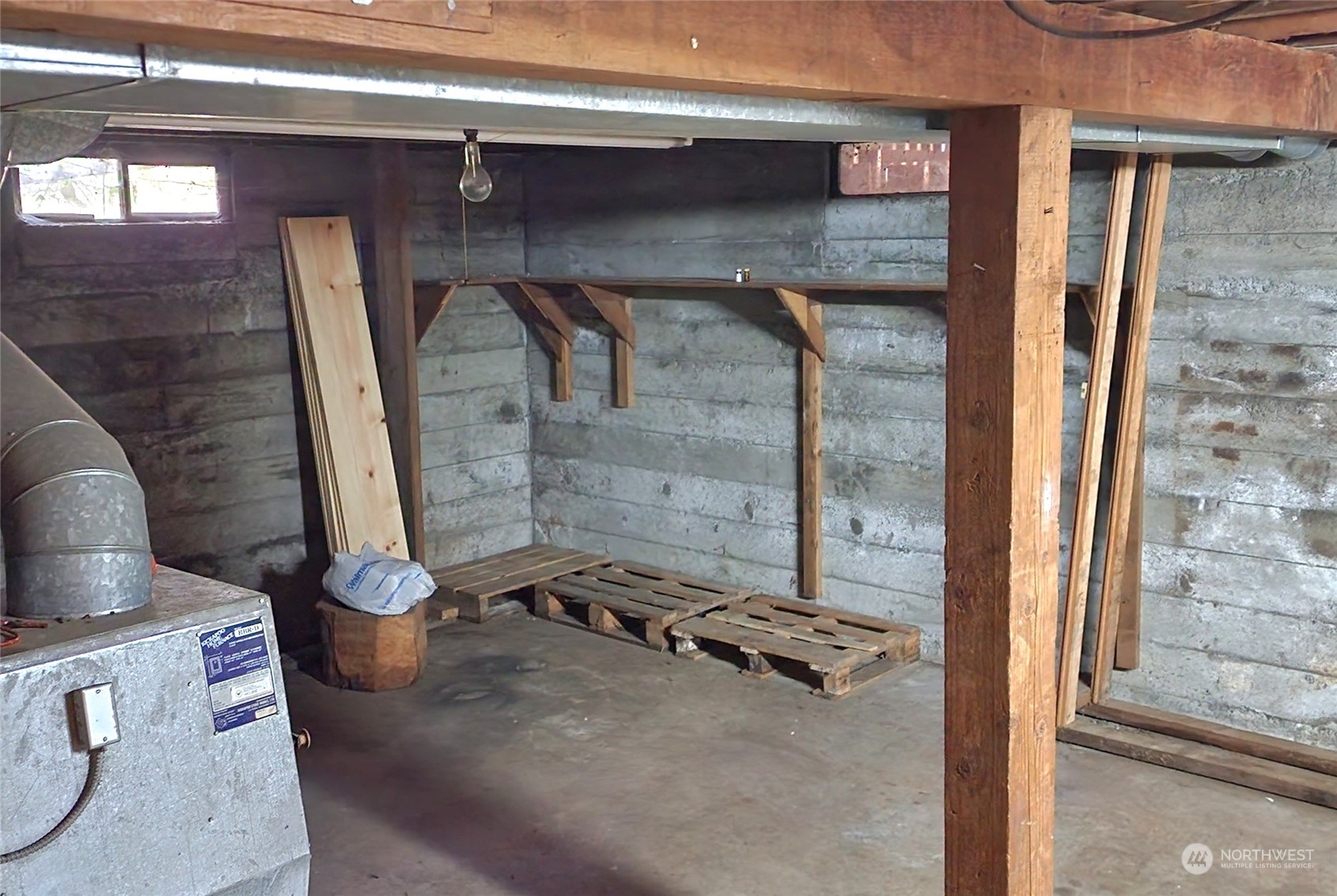 976 Ocean Beach Road Hoquiam, WA 98550 - Photo 21 of 34 a room with a wooden door