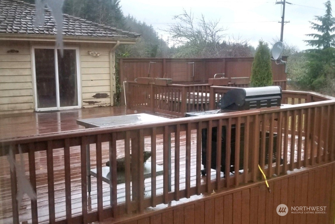 976 Ocean Beach Road Hoquiam, WA 98550 - Photo 25 of 34 a balcony view with a seating space