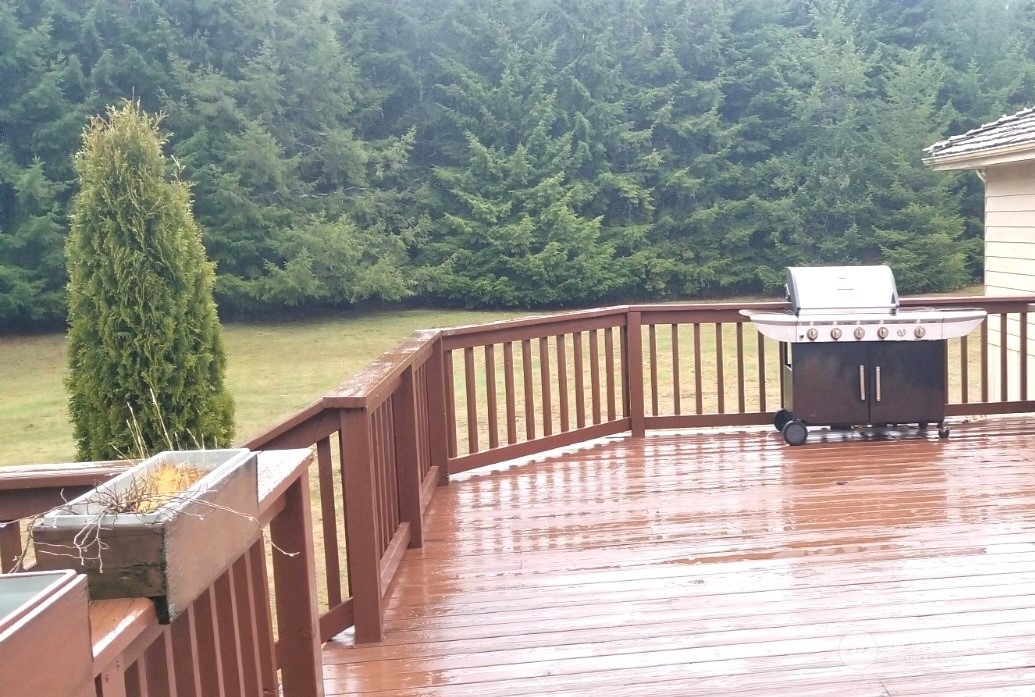 976 Ocean Beach Road Hoquiam, WA 98550 - Photo 26 of 34 a balcony with wooden floor and fence
