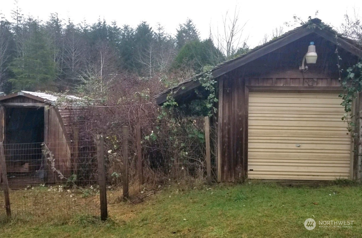 976 Ocean Beach Road Hoquiam, WA 98550 - Photo 30 of 34 a view of a house with backyard