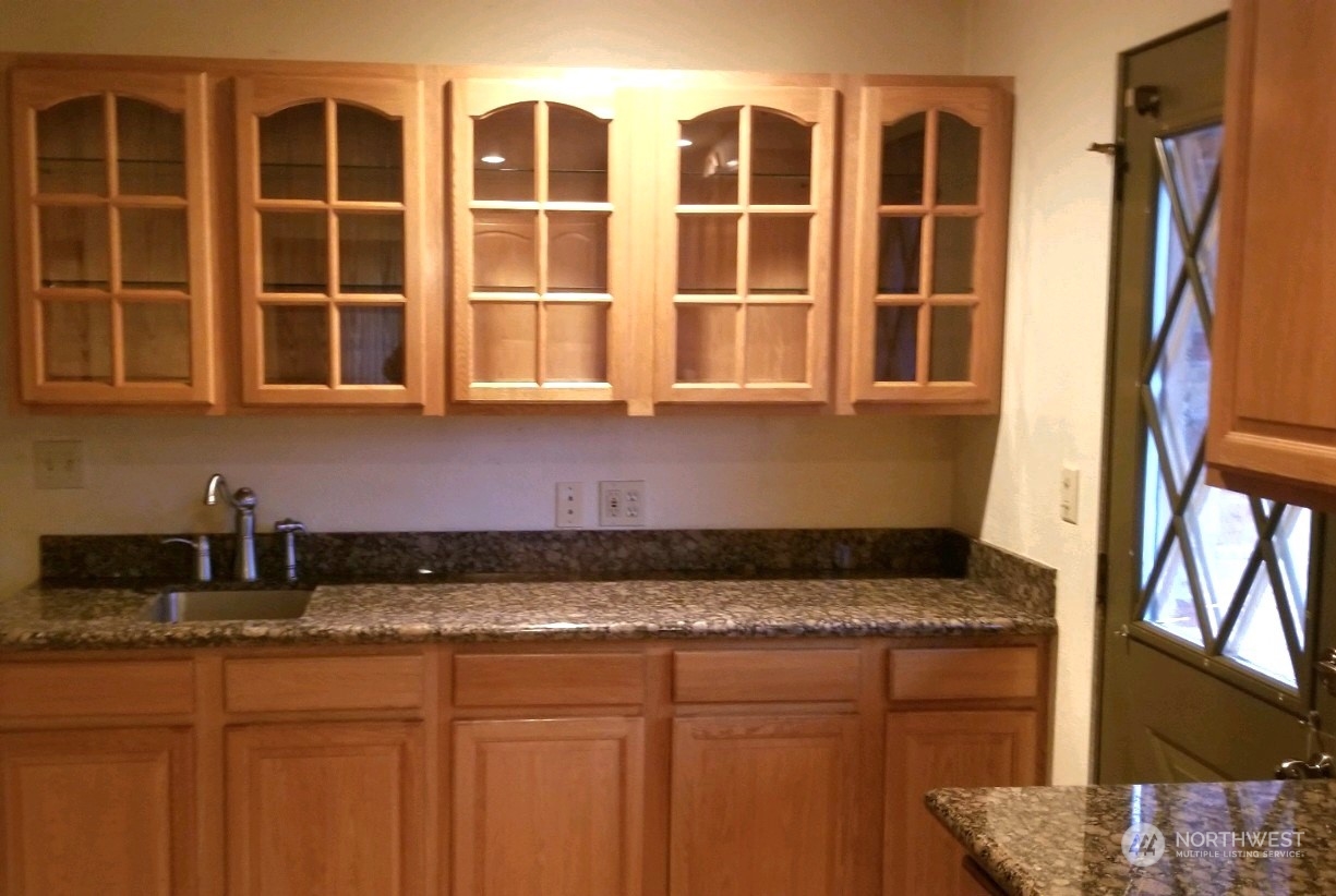 976 Ocean Beach Road Hoquiam, WA 98550 - Photo 7 of 34 a bathroom with a granite countertop sink and a window