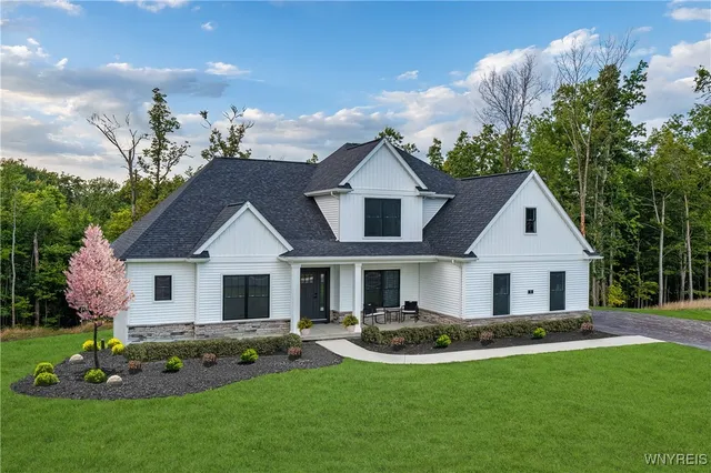 $779,900 | 36 Fieldstream Lane, Lancaster, NY 14086