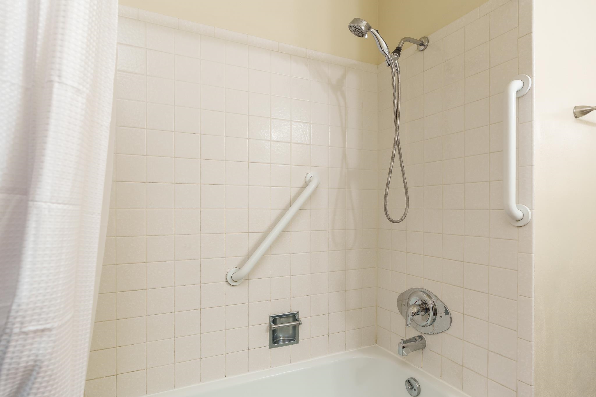 3332 Wesleyan Avenue Rockford, IL 61108 - Photo 18 of 45 a bathroom with a bath tub with a shower