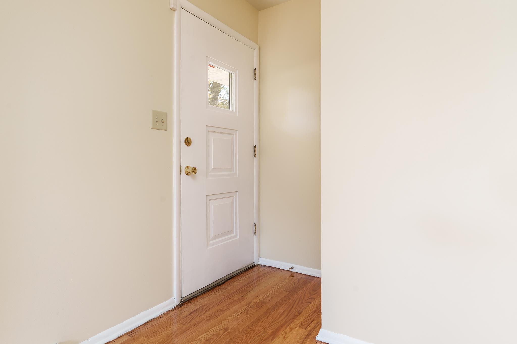 3332 Wesleyan Avenue Rockford, IL 61108 - Photo 4 of 45 a view of a hallway with wooden floor