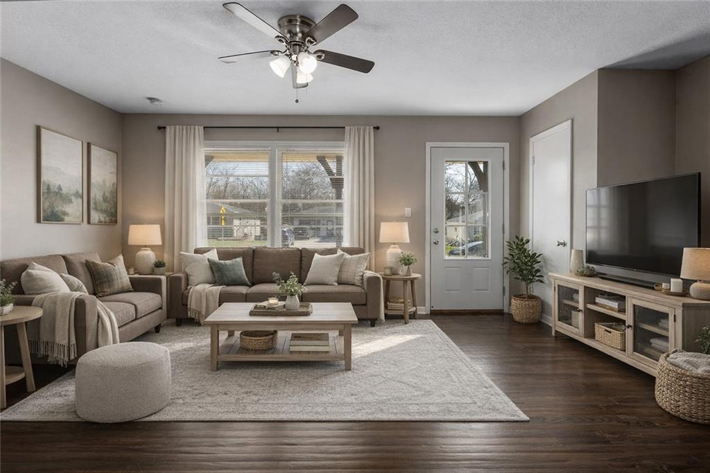902 Southwest Lea Drive Lee's Summit, MO 64081 - Photo 2 of 16