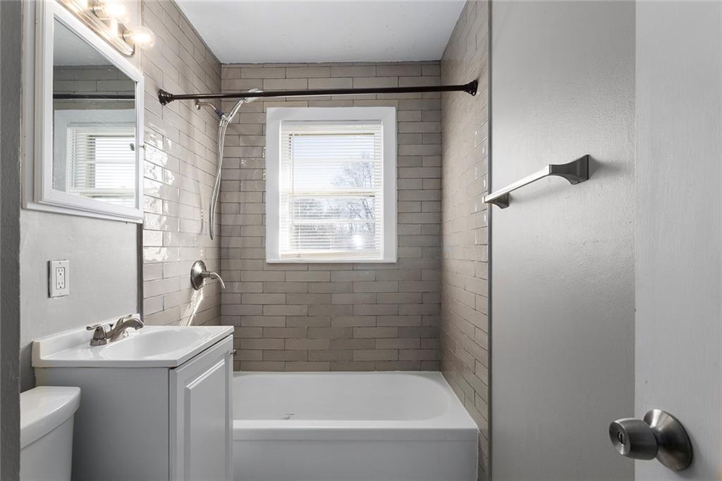 902 Southwest Lea Drive Lee's Summit, MO 64081 - Photo 10 of 16