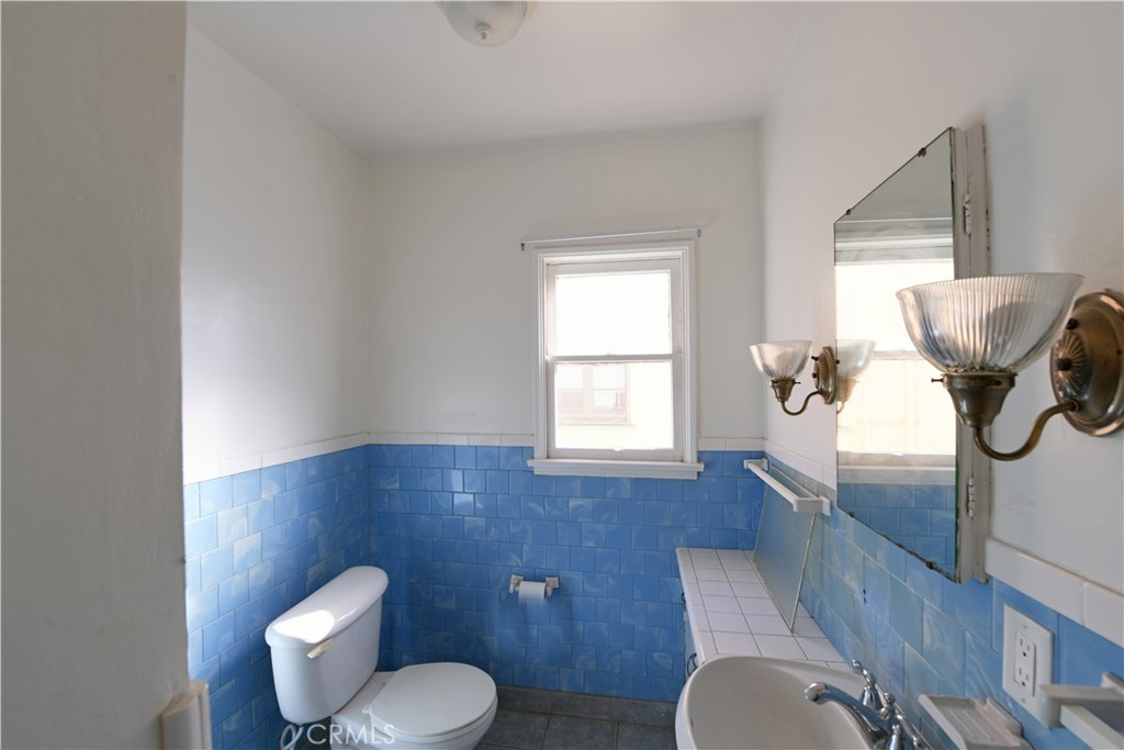 915 Le Doux Road Los Angeles, CA 90035 - Photo 17 of 30 a bathroom with a toilet