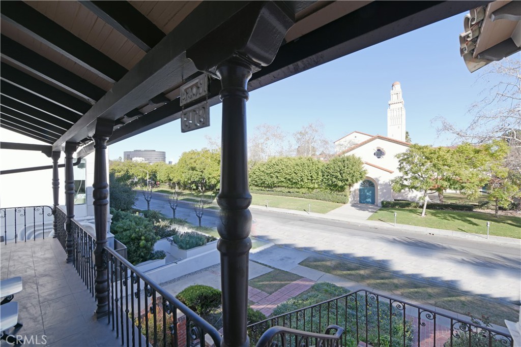 915 Le Doux Road Los Angeles, CA 90035 - Photo 4 of 30 a view of a porch
