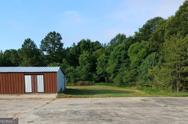 a view of a backyard