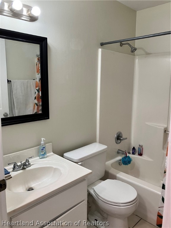 4010 Leaf Road Sebring, FL 33875 - Photo 16 of 35 a bathroom with a sink toilet and mirror