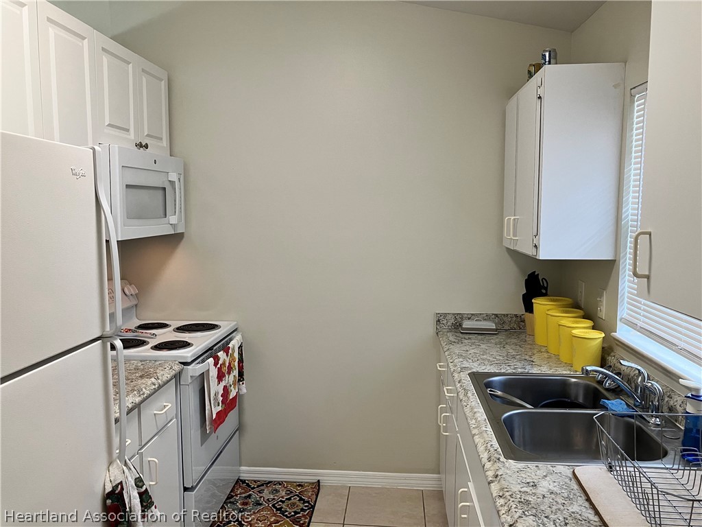 4010 Leaf Road Sebring, FL 33875 - Photo 2 of 35 a kitchen with a sink and a stove top oven