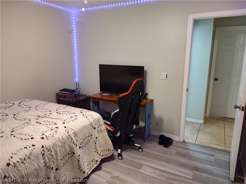 4010 Leaf Road Sebring, FL 33875 - Photo 23 of 35 a bedroom with a bed and a flat screen tv