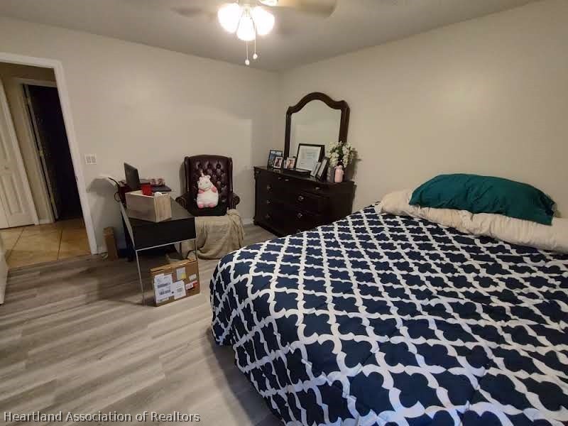 4010 Leaf Road Sebring, FL 33875 - Photo 25 of 35 a bedroom with a bed and a chandelier