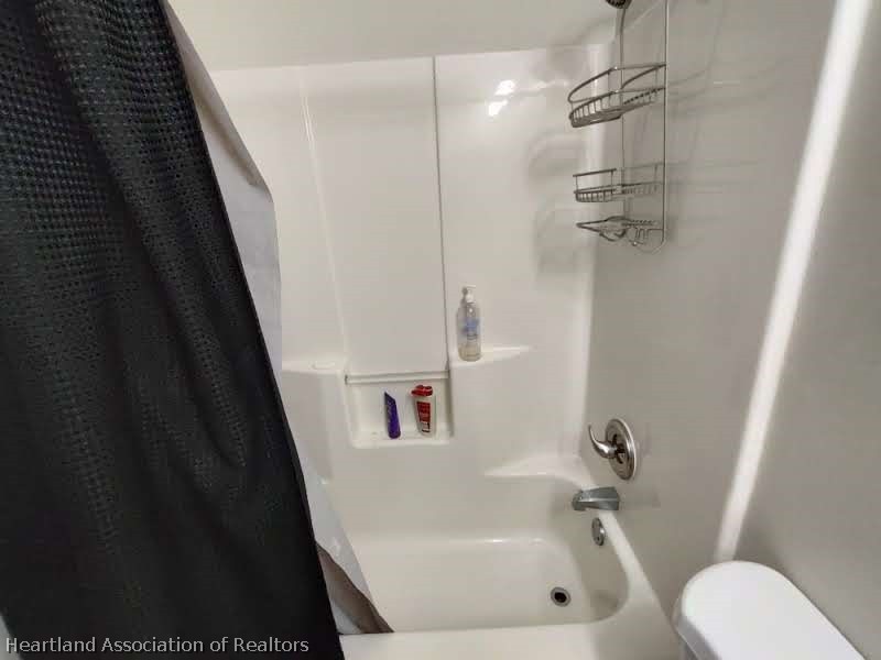 4010 Leaf Road Sebring, FL 33875 - Photo 27 of 35 a bathroom with a bathtub