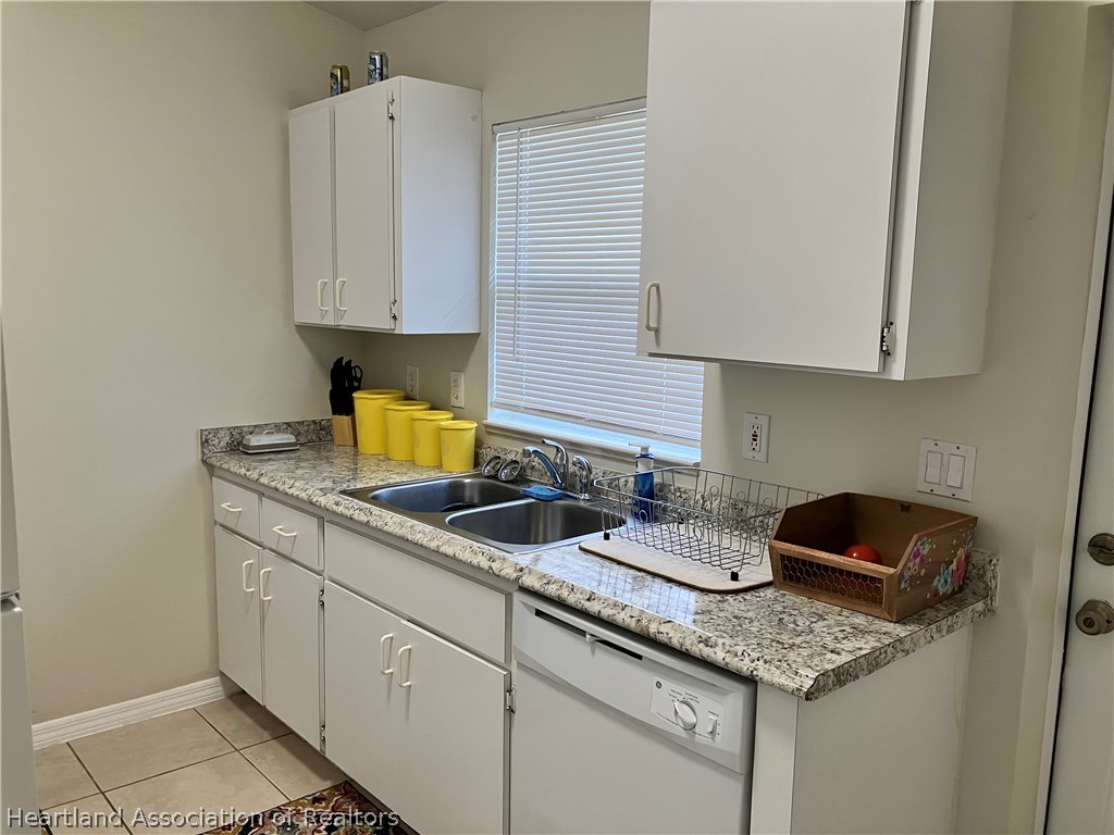 4010 Leaf Road Sebring, FL 33875 - Photo 4 of 35 a kitchen with stainless steel appliances granite countertop a sink stove and cabinets