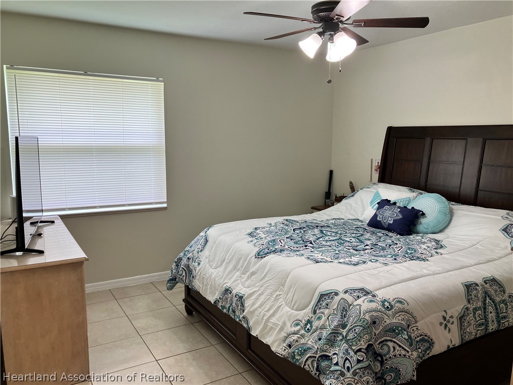 4010 Leaf Road Sebring, FL 33875 - Photo 8 of 35 a bedroom with a bed and a window