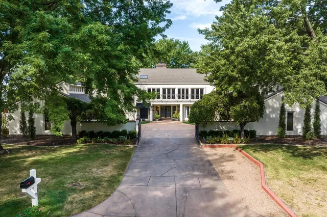 $759,900 | 11 North Sandalwood Street, Wichita, KS 67230