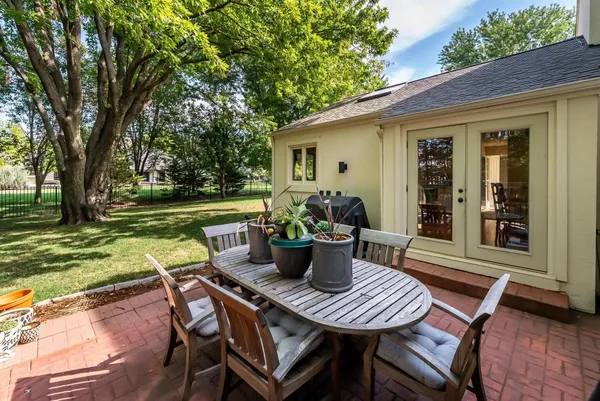 $759,900 | 11 North Sandalwood Street, Wichita, KS 67230