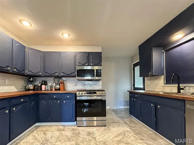 $215,000 | 616 Ardmore Drive, Belleville, IL 62223