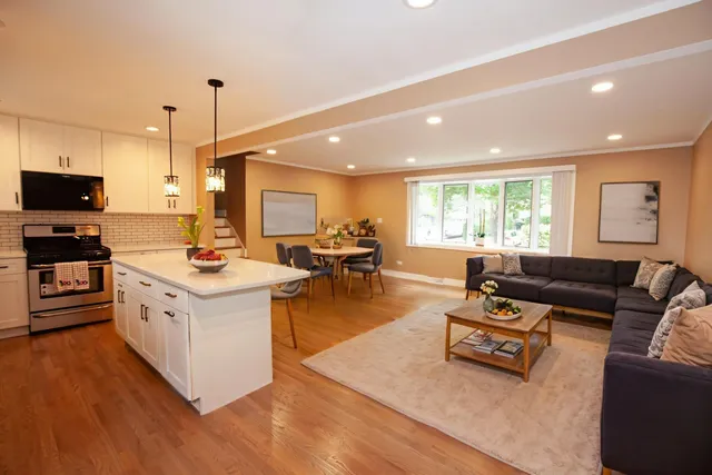 $3,000 | 9012 89th Street, Hickory Hills, IL 60457