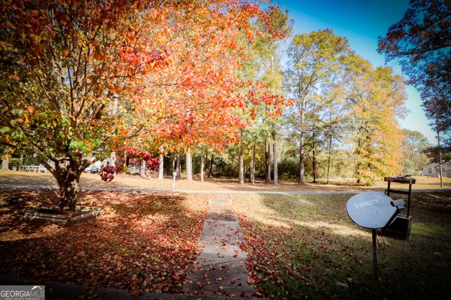 an empty room with fan and a ceiling fan