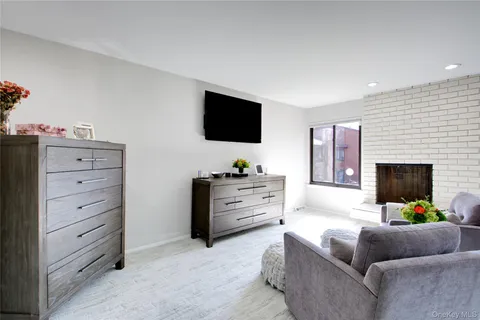 $1,198,000 | 40 Cricket Club Drive, Roslyn, NY 11576