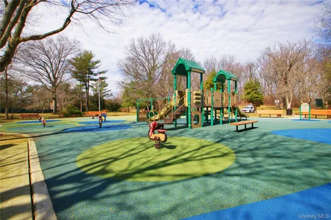 $1,198,000 | 40 Cricket Club Drive, Roslyn, NY 11576