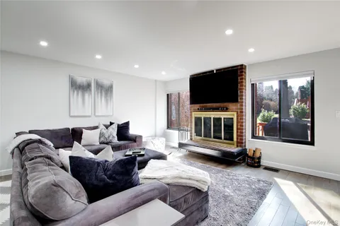 $1,198,000 | 40 Cricket Club Drive, Roslyn, NY 11576