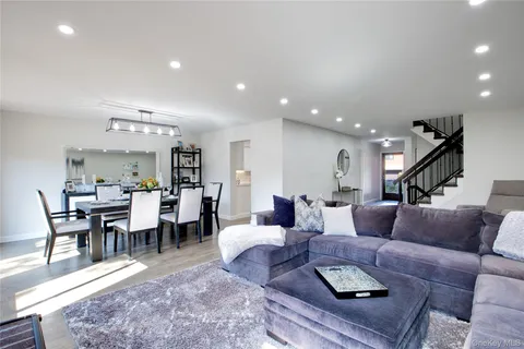 $1,198,000 | 40 Cricket Club Drive, Roslyn, NY 11576