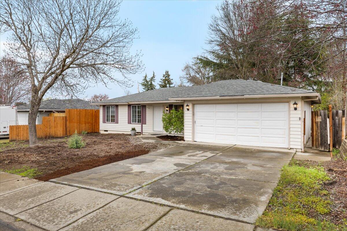 3057 Delta Waters Road Medford, OR 97504 - Photo 2 of 23 02-CI_6067