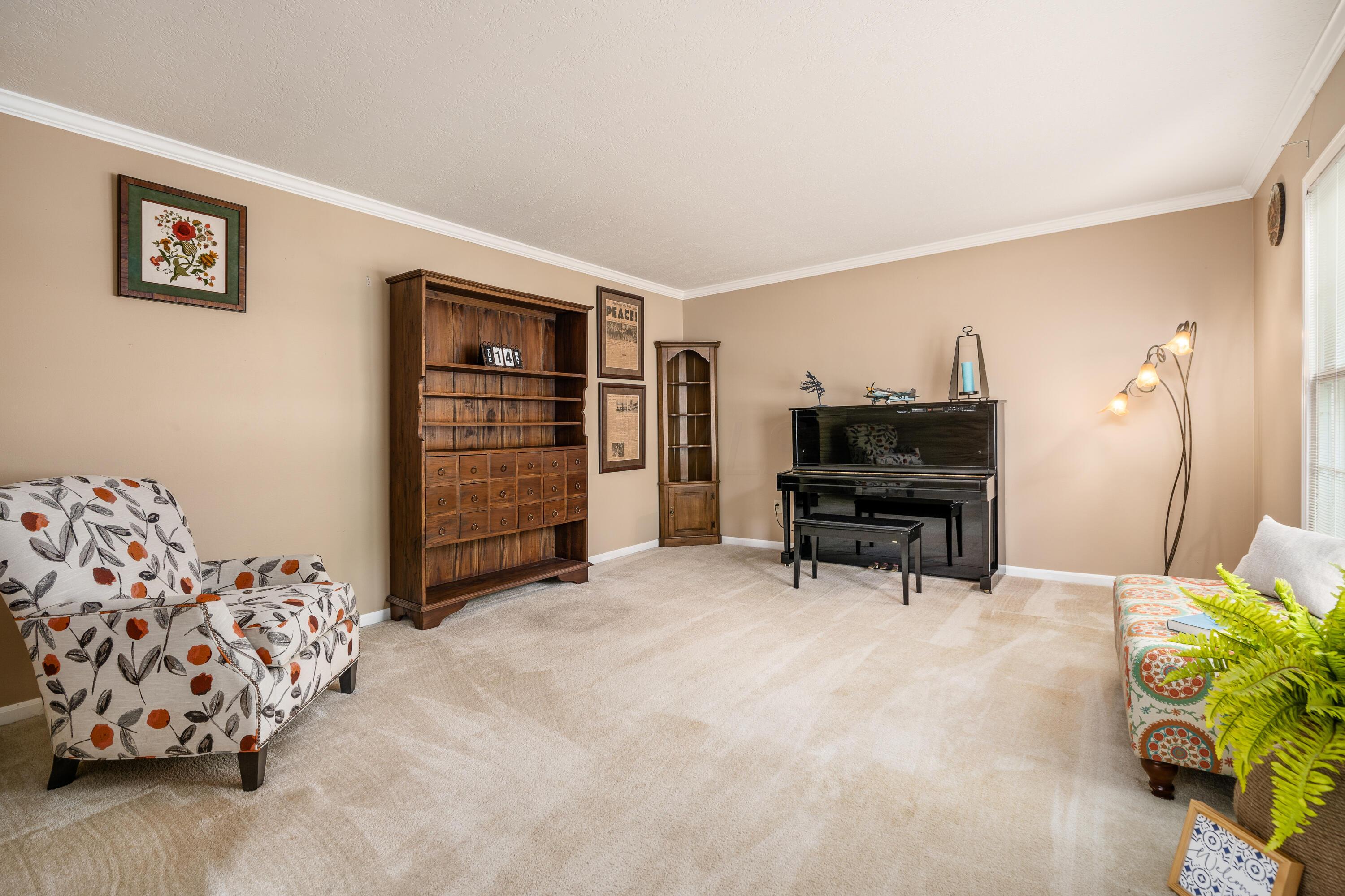 1019 Riva Ridge Boulevard Columbus, OH 43230 - Photo 7 of 38 Living Room/ Flex space