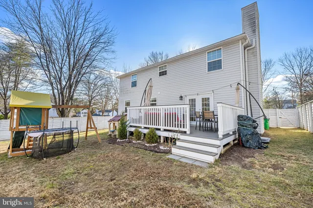 a view of a yard with a house