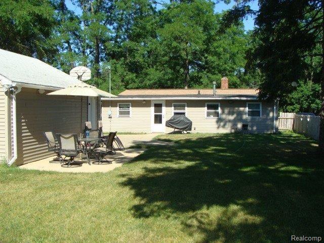 882 Pine Tree Road Lake Orion, MI 48362 - Photo 2 of 11 Backyard